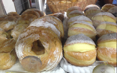 Sonhos recheados com creme e rosquinhas açucaradas